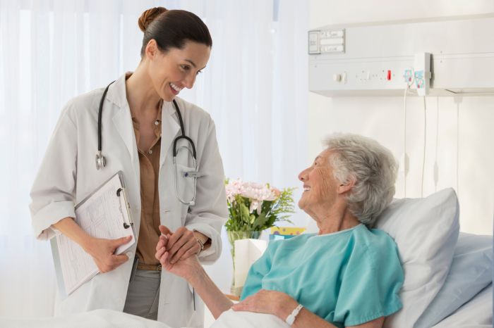 Doctor visiting an elderly woman in the hospital